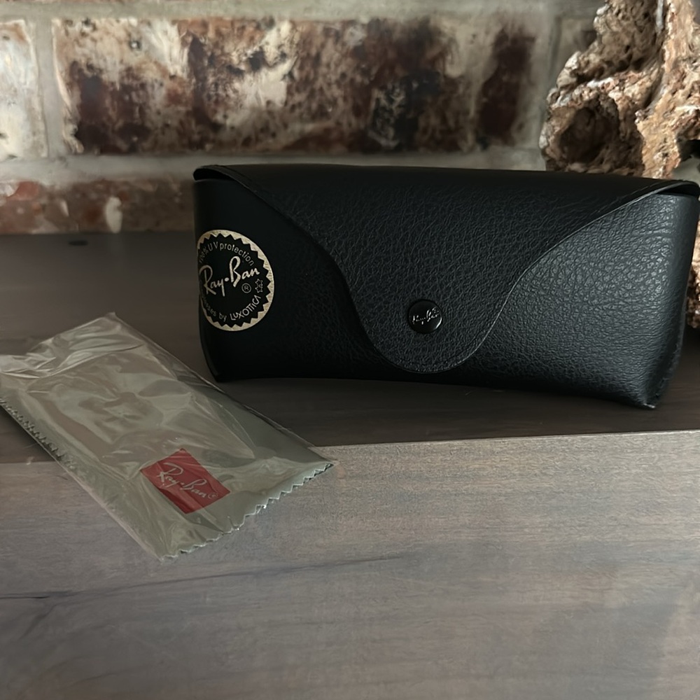 Soft shell Ray ban case with cleaning cloth